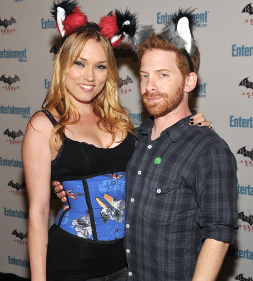 Clare Grant und Seth Green mit lustigem Kopfschmuck