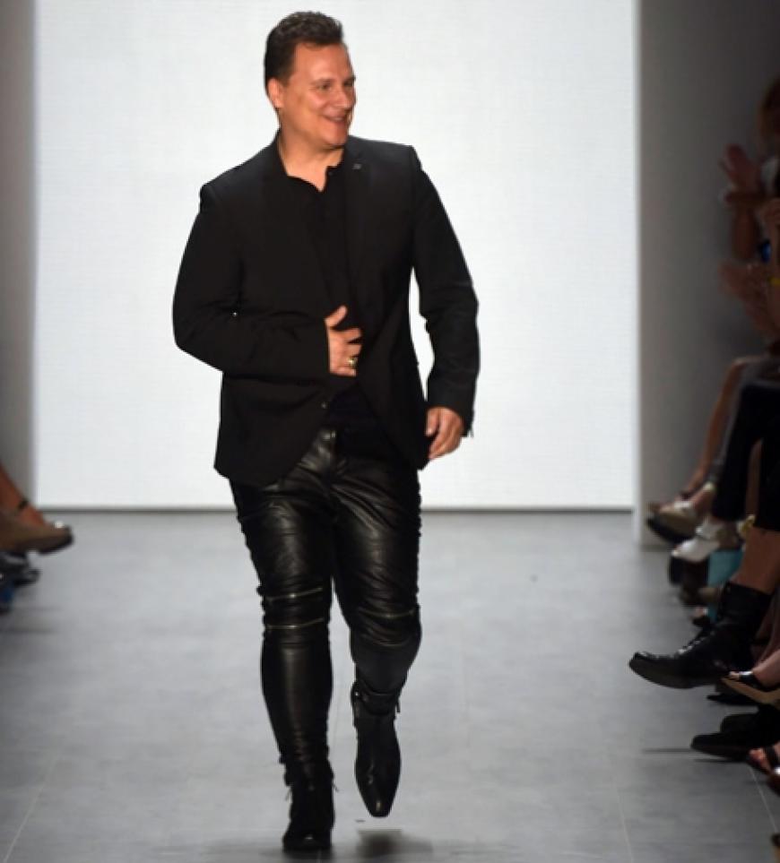 Guido Maria Kretschmer ist der Deutschen liebster TV-Designer und für seine spitzzüngigen Kommentare bekannt. Doch nun scheint er selbst fashiontechnisch daneben gelangt zu haben. In enger Wurstpellen-Lederhose präsentierte er sich bei seiner Show auf der Fashion Week Berlin
