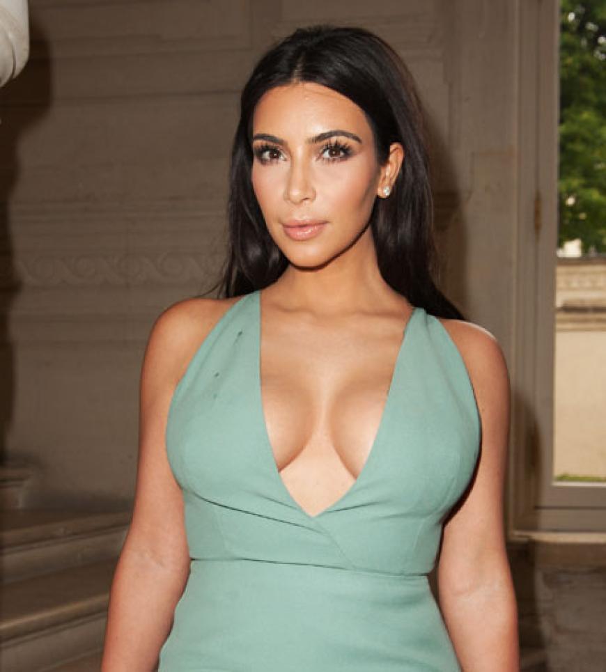Kim Kardashian ist in Paris angekommen! Zu der Valentino-Show bei der Fashion Week erscheint sie in einem mintgrünen Kleid, das ihre Brüste schön betont. Da stören auch die Regentropfen nicht mehr
