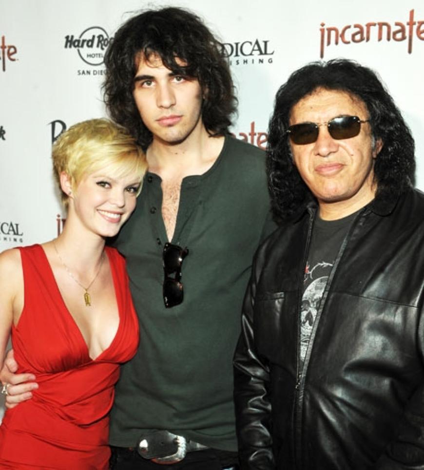 Cody Kennedy begleitet Nick Simmons und seinem Vater Gene Simmons zu