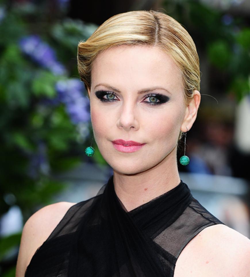 Im Film spielt sie die böse Hexe - gestern jedoch beeindruckte Charlize Theron mit betörender Schönheit