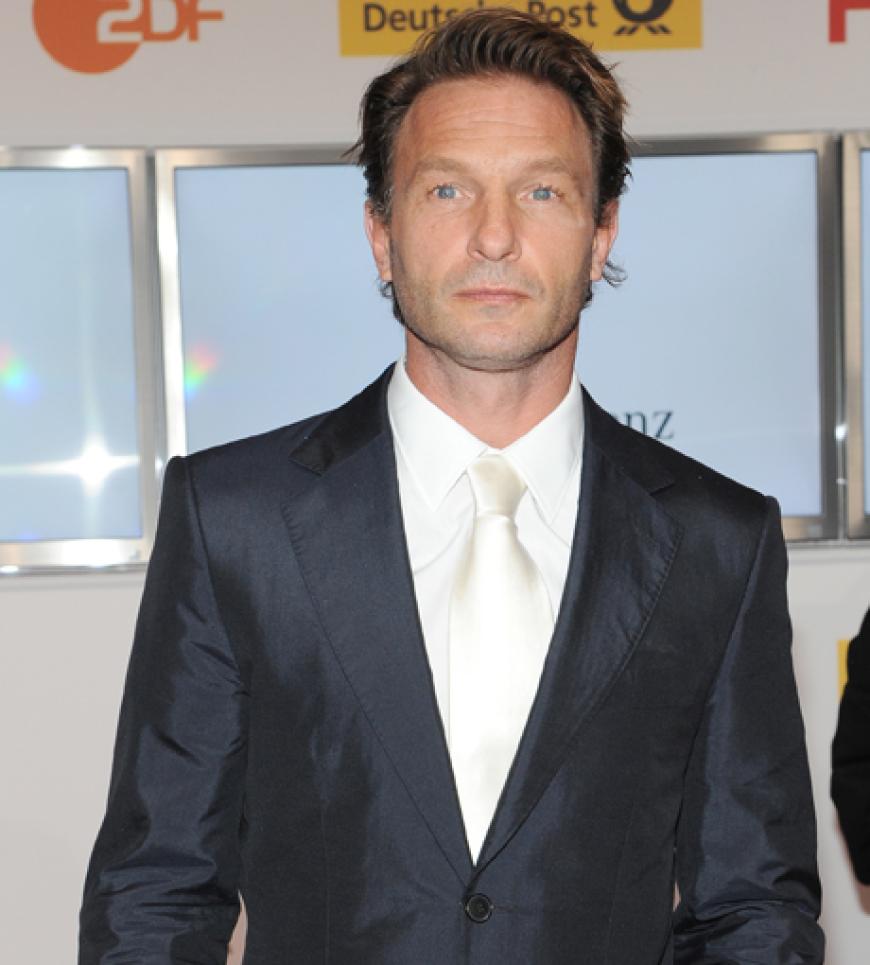 Schauspieler Thomas Kretschmann machte eine gute Figur im grauen Anzug