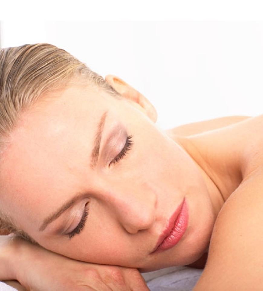 Während Sie schlafen, arbeiten Beauty-Produkte auf Hochtouren.
Denn über Nacht können diese Haarkuren, Handcremes & Co. besonders gut einwirken. Damit Sie morgens traumhaft aussehen...