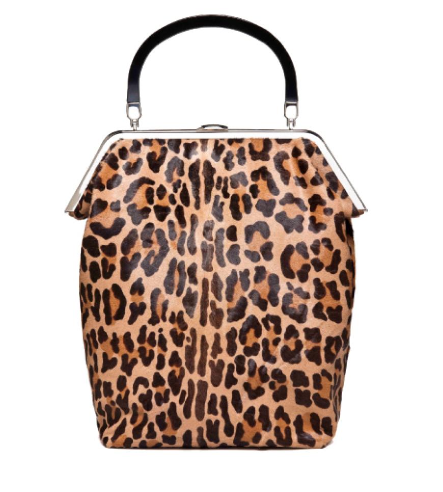 Da das Muster recht auffällig ist, sollten Sie es nur dezent einsetzen und eher schlichte, klassische Taschen-Styles wählen. Mit kleinem Griff von Marni, Preis auf Anfrage