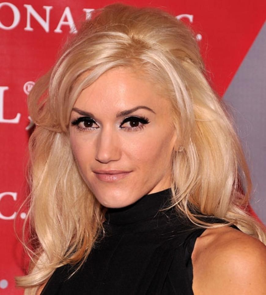 Big Hair! Gwen Stefani hat ihre Haare stark auftupiert und trägt ein typisches 60er Jahre Make-up - falsche Wimpern, starker Lidstrich und Lippen im Nude-Look