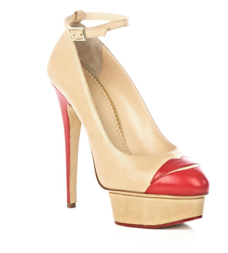 Plateau-Stiletto in Nude mit Kussmund-Applikation von Charlotte Olympia, über matchesfashion.com, ca. 810 Euro