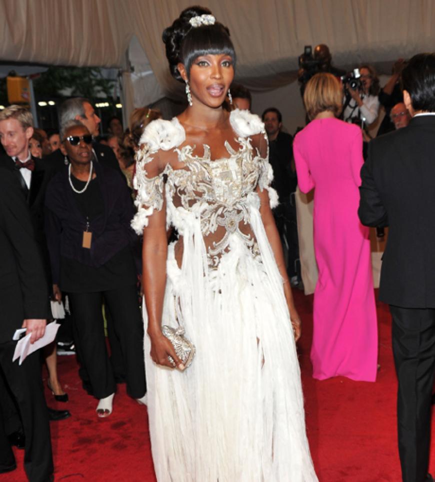 Ob Naomi Campbell sich in dieser Kreation von Alexander McQueen einen Gefallen getan hat?