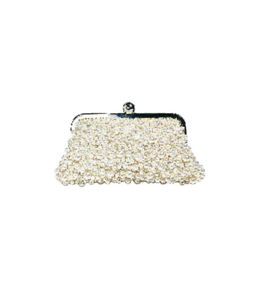 Die Haute-Couture-Hochzeit: Perlen-Clutch von Apart, ca. 70 Euro