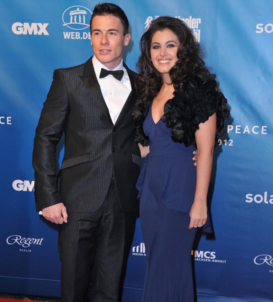 Strahlen vor Glück: Sängerin Katie Melua nd ihr Verlobter James Toseland