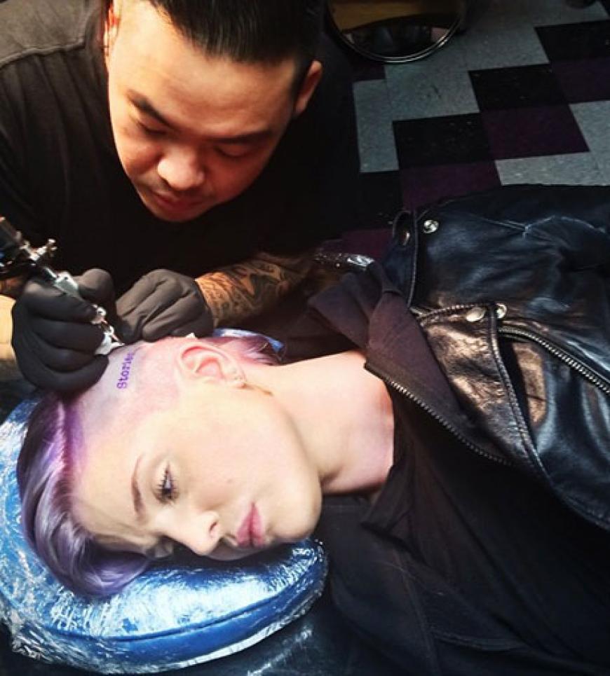 Autsch! Das sieht nicht nur schmerzhaft, sondern auch verdammt uncool aus. Kelly Osbourne hat sich das Wort