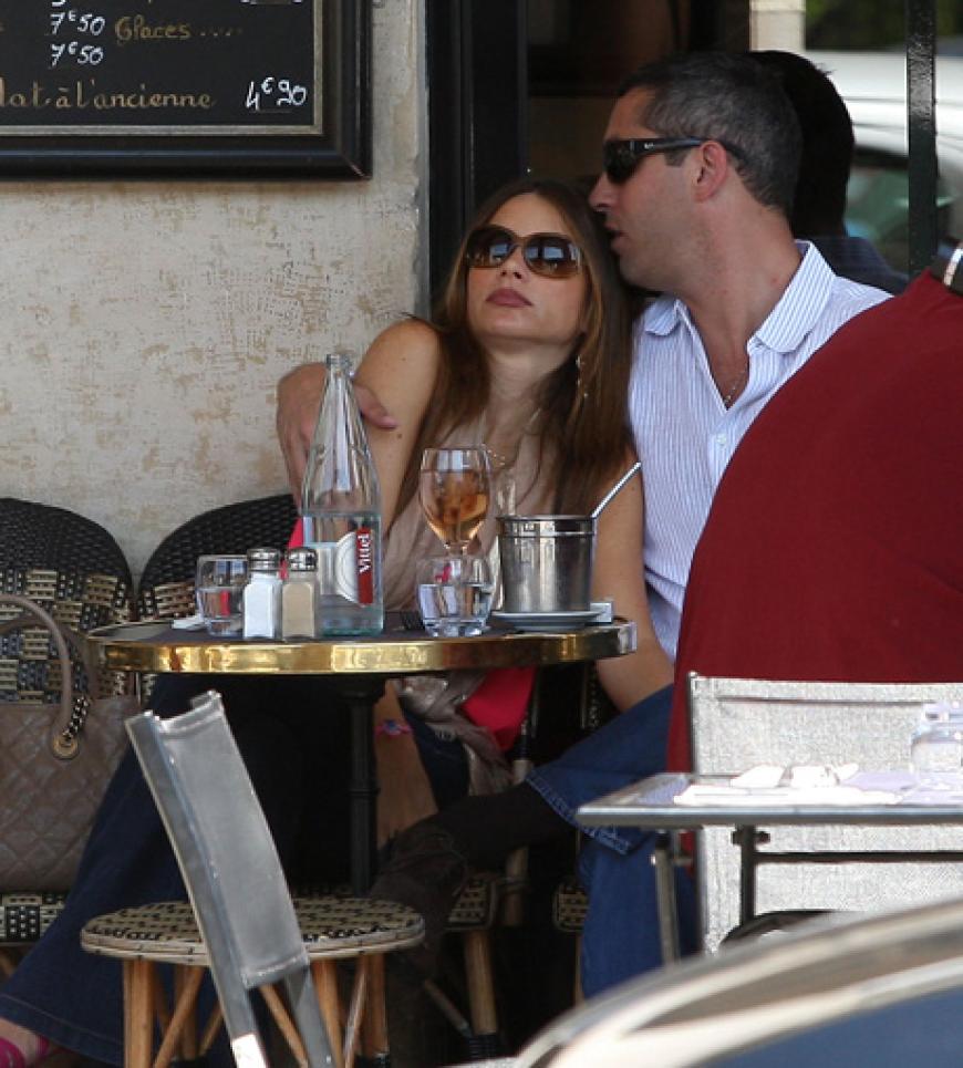 In einem unscheinbaren Café haben sich Sofia Vergara und Nick Loeb kuschelnd zurückgezogen