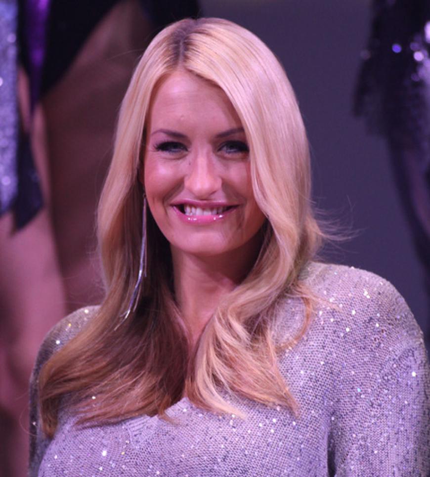 Nur kurz darauf trägt sie ihre Haare mit leichten Locken. Ein toller Mädchen-Look!
