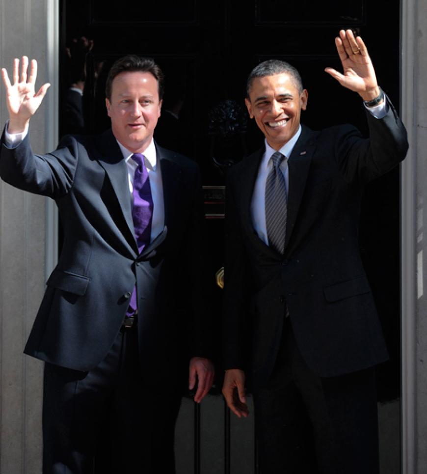 David Cameron und Barack Obama winken den wartenden Fotografen fröhlich vor der Downing Street 10 zu