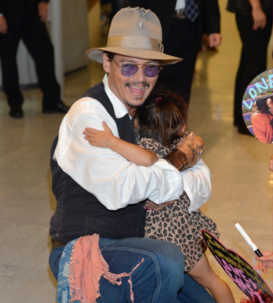 Johnny Depp wird am Flughafen von Narita, Japan, von einem kleinen-großen Fan begrüßt. Süß!