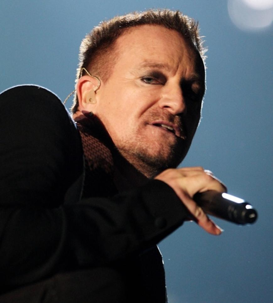 Am Mittwochabend wurden in London die diesjährigen Brit Awards vergeben. U2-Sänger Bono performte mit einem auffälligen Augen-Make-up