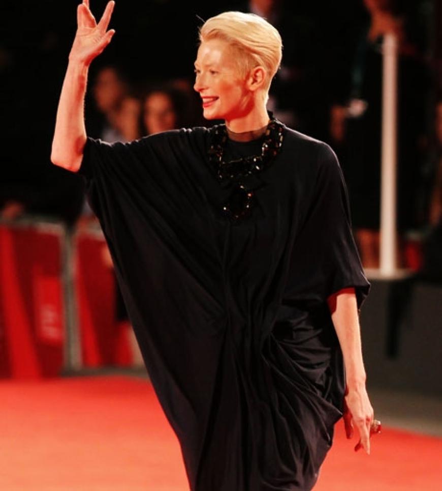 Hollywood-Stars so weit das Auge reicht: Tilda Swinton winkt den Fotografen zu
