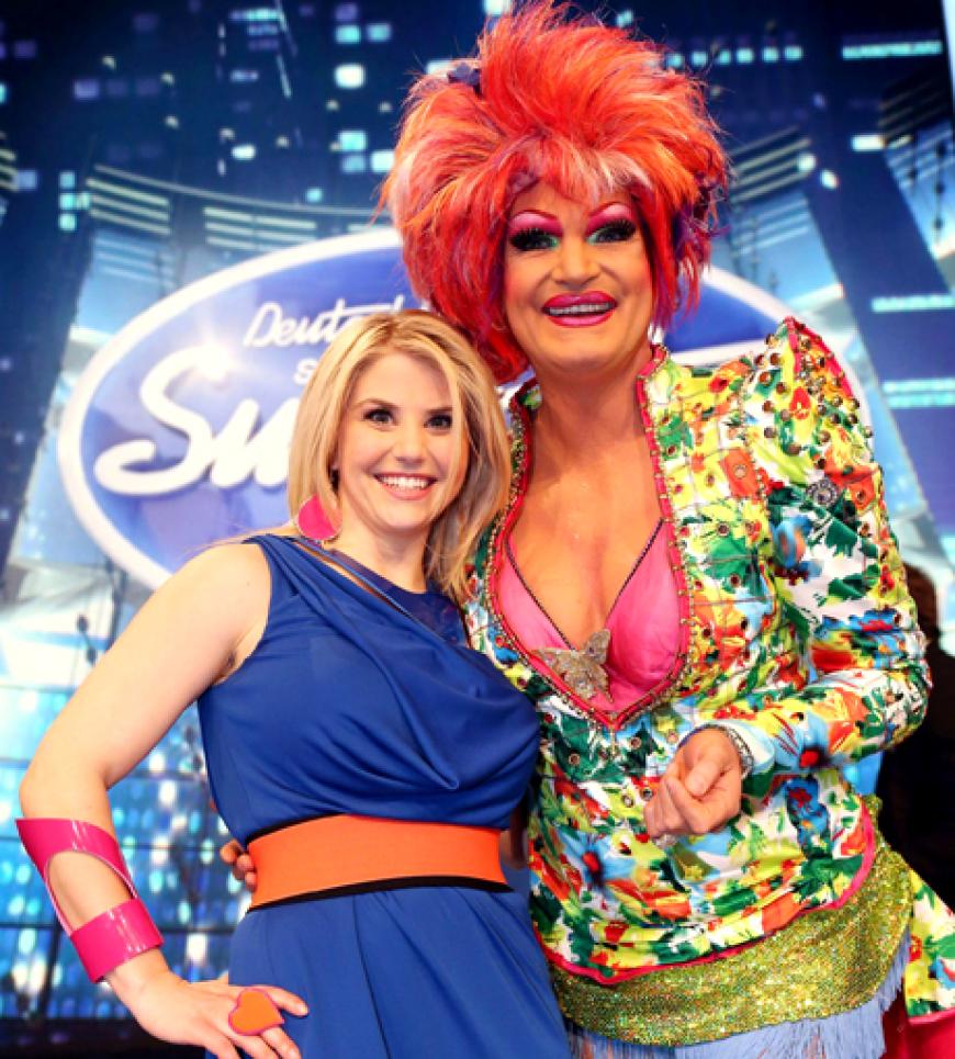 Hier ist die glückliche Gewinnerin mit WG-Mama Olivia Jones