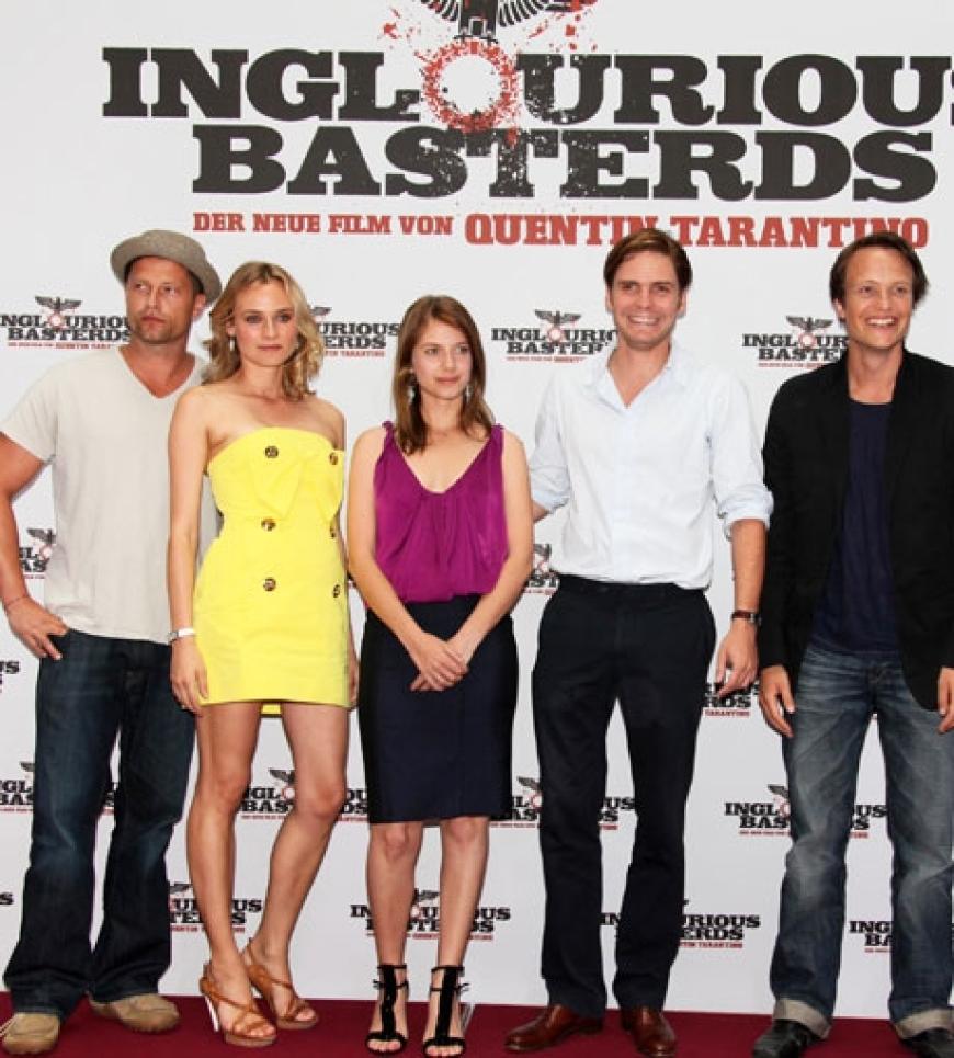 Viele deutsche Schauspieler wie Til Schweiger, Diane Kruger, Daniel Brühl und August Diehl wirken im Film mit. Hier posieren sie zusammen mit der französischen Filmschauspielerin Melanie Laurent