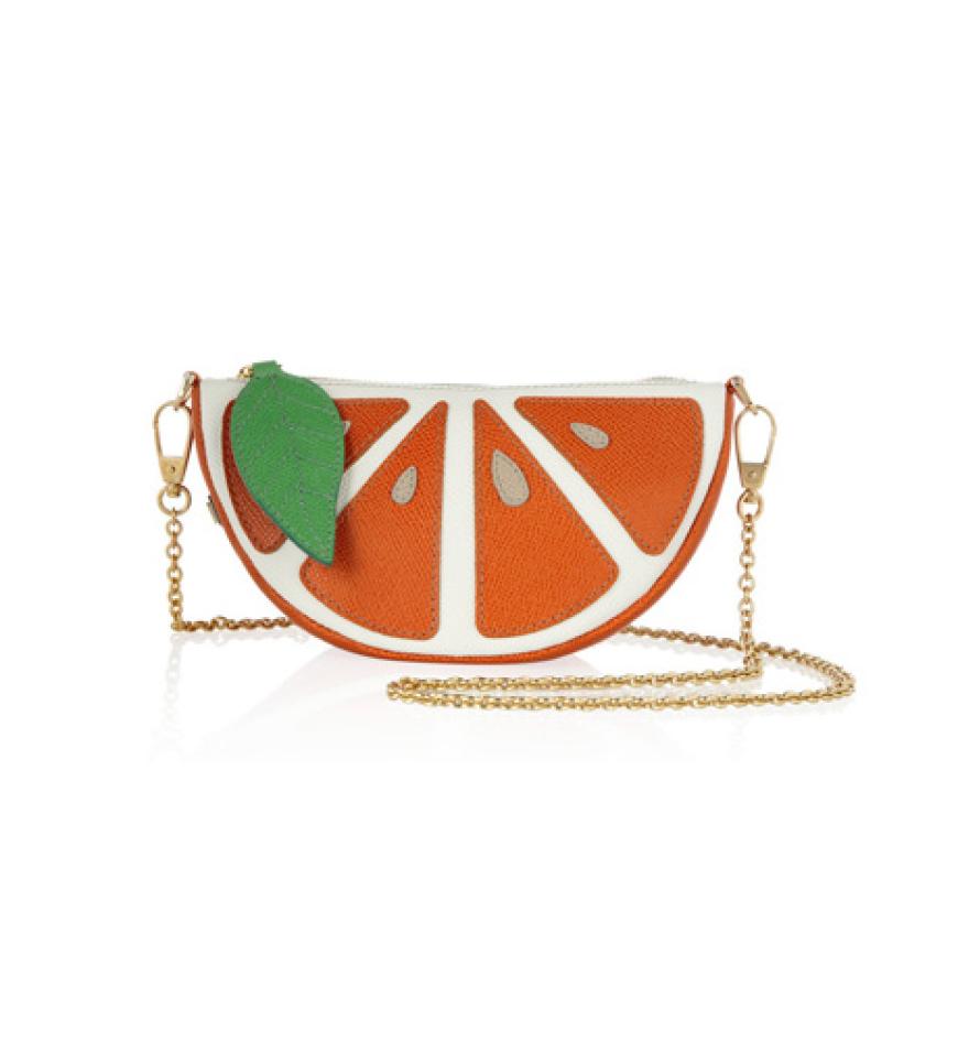 Eine Scheibe Sonnenschein: Handtasche in Orangenform von Dolce&Gabbana über stylight.de, ca. 395 Euro