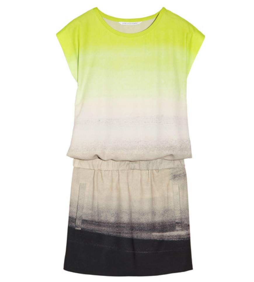 Ganz lässig auf der Taille sitzt das Crêpe de Chine Kleid von Diane von Fürstenberg. Über net-a-porter.com, ca. 545 Euro