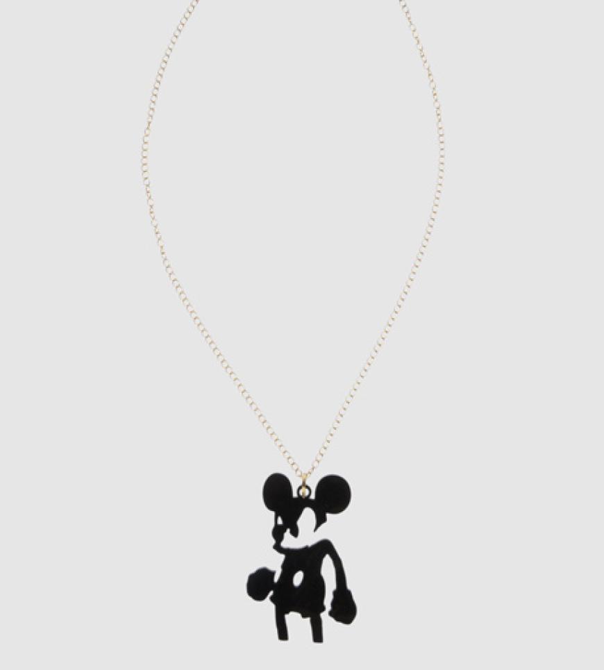 11. September 2012: Ring frei für Mickey! Der kleine Disney-Star kommt an ihrem Hals groß raus. Kette über yoox.com, ca. 70 Euro