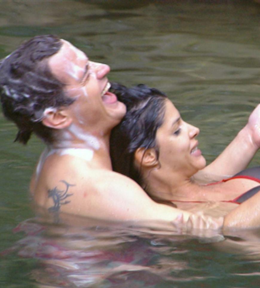 Nach der Dschungelprüfung wird gebadet. Rocco und Micaela kommen sich näher