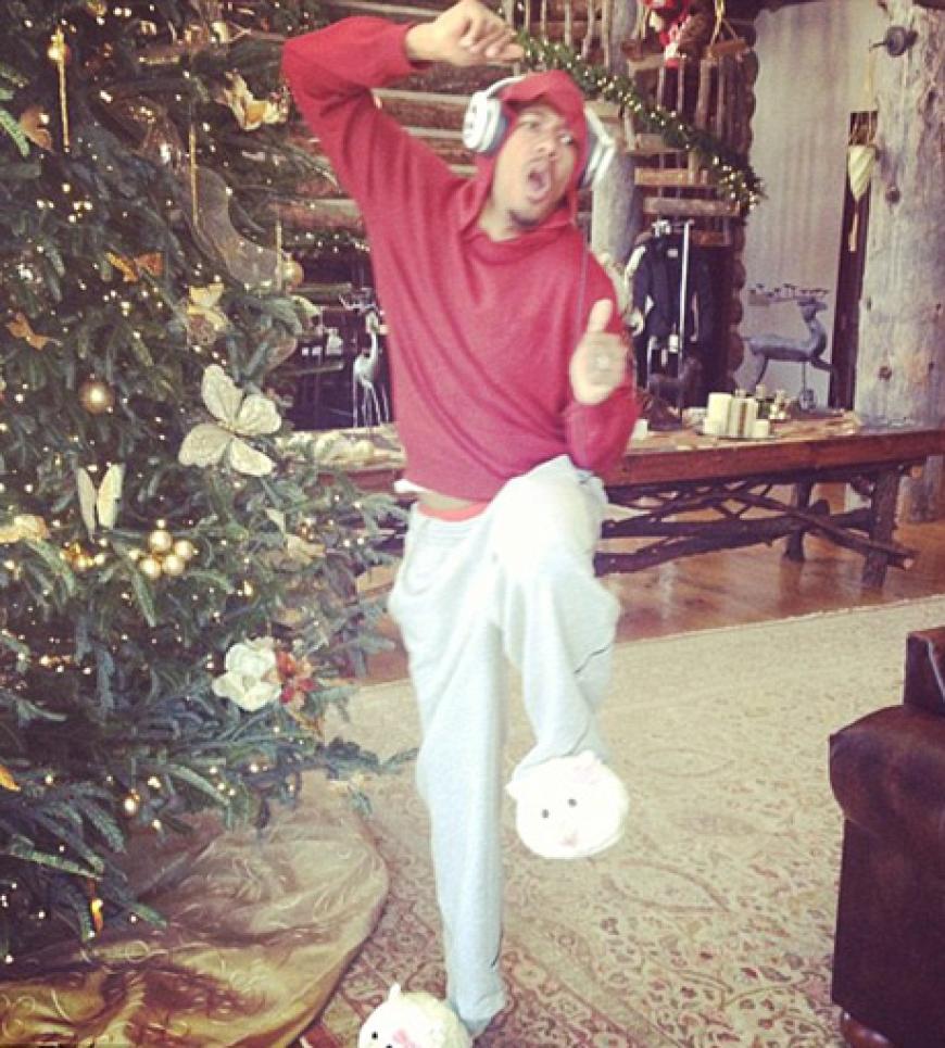 Nick Cannon, Gatte von Mariah Carey, hat sichtlich Spaß und tanzt in ihren Schafpantoffeln vor dem Weihnachtsbaum. Yeah!