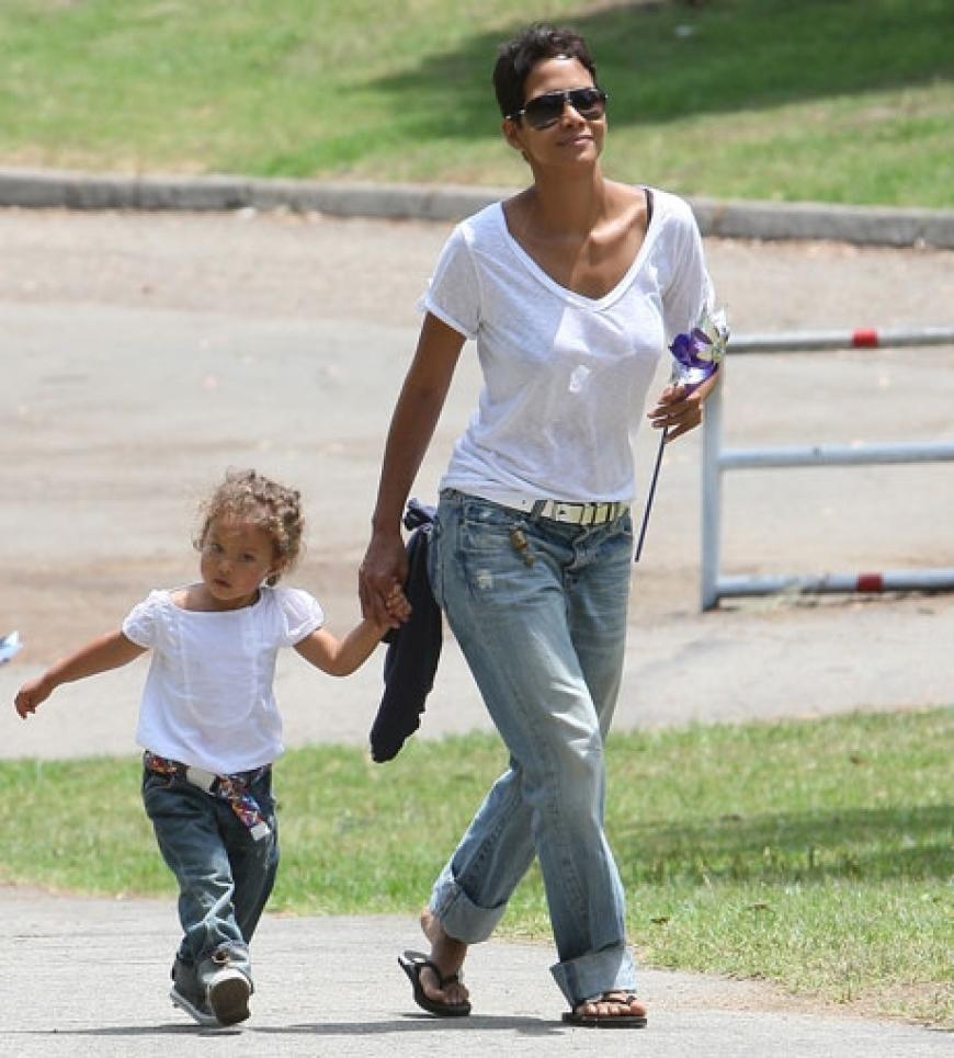 Im süßen Partnerlook genießen Halle Berry und ihre Tochter den gemeinsamen Nachmittag
