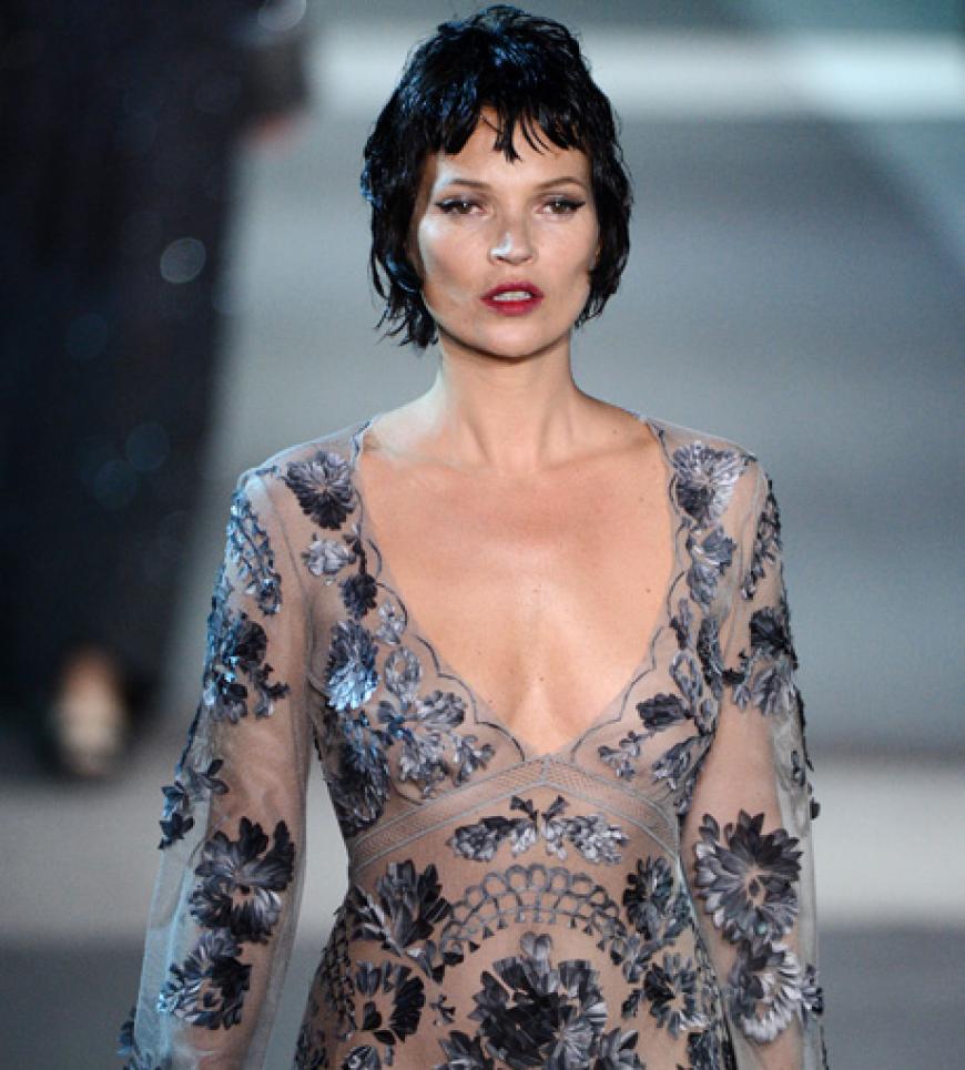 Erkennen Sie dieses Topmodel? Kate Moss lief für Louis Vuitton und war unter der schwarzen Kurzhaar-Perücke kaum wieder zu erkennen