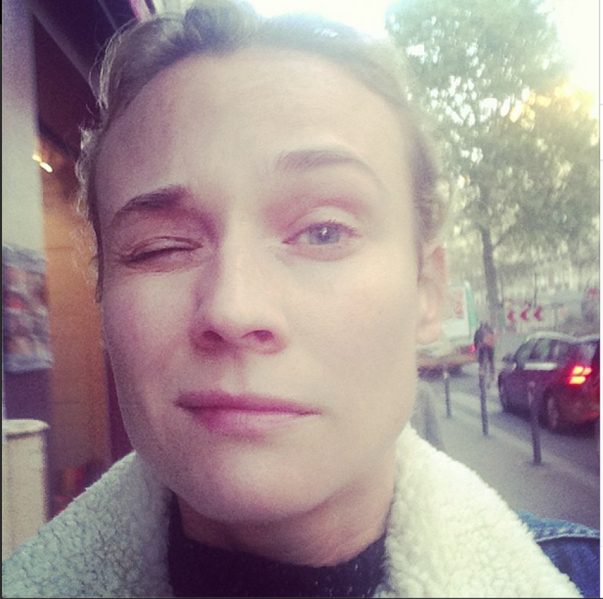 Ungeschminkt und ein wenig unausgeschlafen schaut Diane Kruger in die Kamera. Aber auch