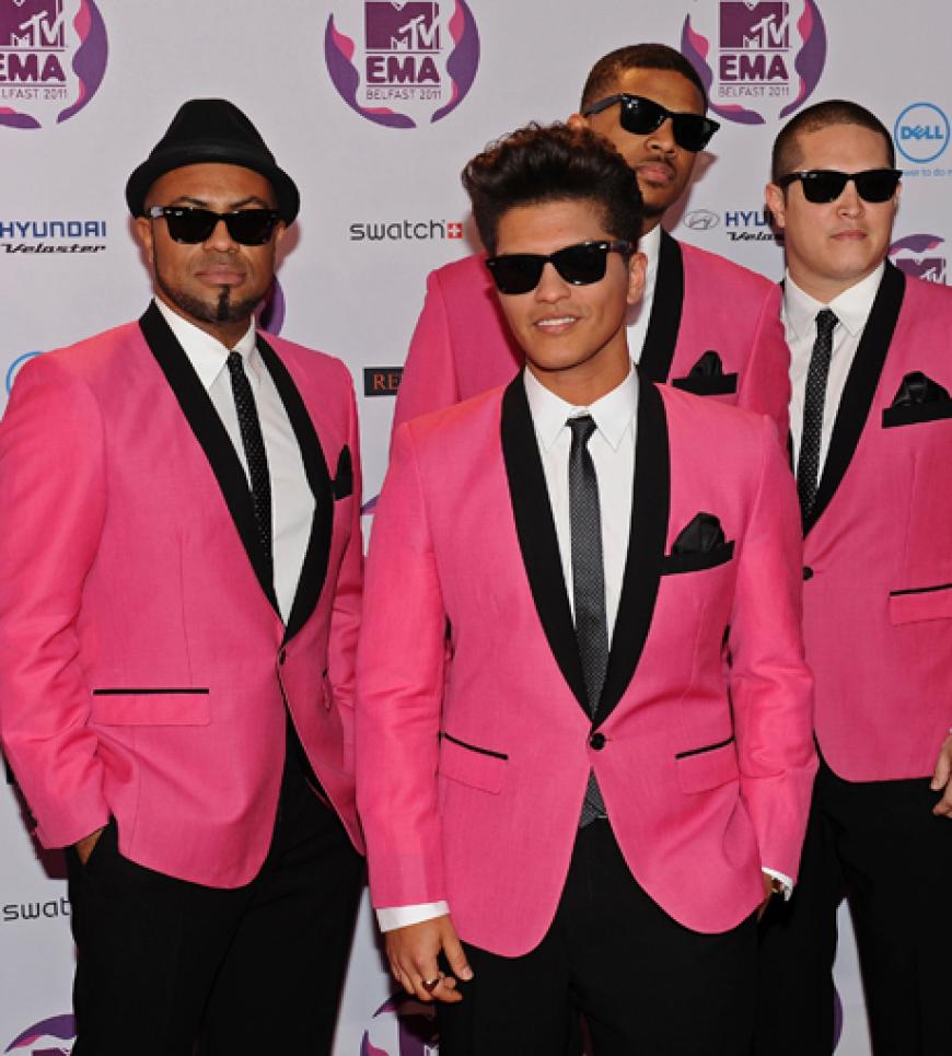 Chartstürmer Bruno Mars kam mit seiner Entourage - unverkennbar alle im gleichen Outfit