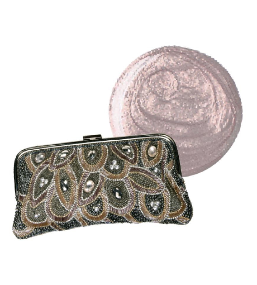 Bestickte Tasche „Riza Clutch“ von Monsoon, ca. 95 Euro Dazu passt: „Extravagant Pearl“ von Estée Lauder, limitiert, ca. 20 Euro