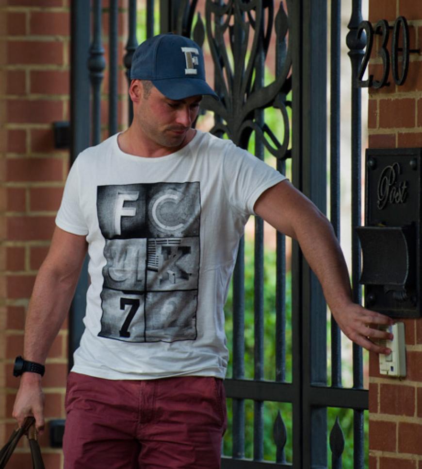 Oscars Bruder Carl Pistorius kommt an der Villa ihres Onkels an, Der Sportler lebt seit seiner Freilassung auf Kaution dort