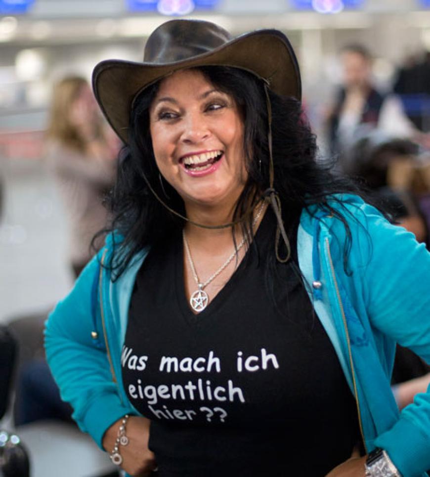 ...zu Mama Iris. Diese verrät das Geheimnis ihrer Tochter heute beim