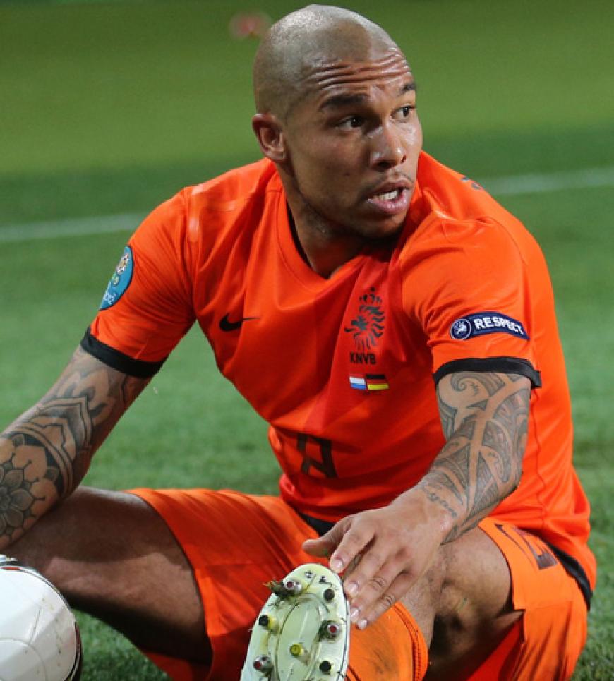 Es sind die kunstvoll tätowierten Arme von Nigel de Jong