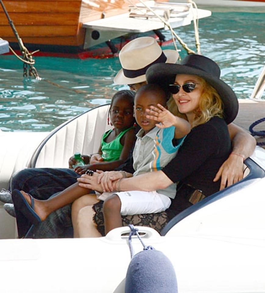 Madonna sorgte mit ihrer Adoption der kleinen Merci für Furore. Nach langem Hin und Her durfte sie die 4-Jährige aus Malawi mit nach Hause nehmen