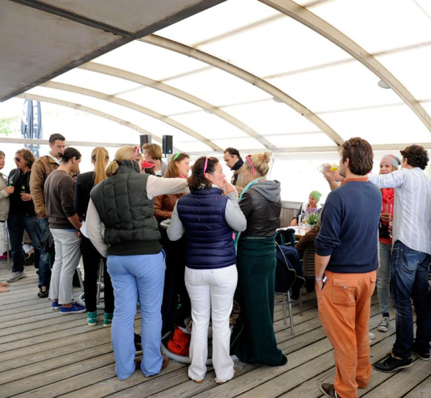Großer Andrang, natürlich, an der Bar