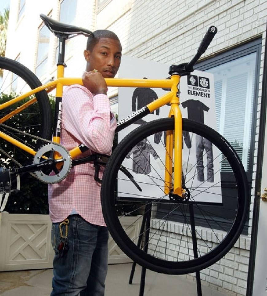 Ob das etwas bringt? Pharell Williams trägt sein Rad lieber, anstatt zu fahren