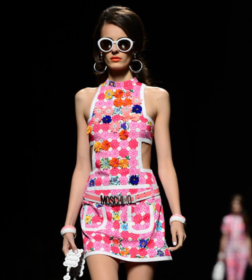 Mit Moschino begeben wir uns auf eine Zeitreise in die 70er Jahre. Besonders raffiniert sind die Cut-outs bei diesem Prilblumen-Kleid.