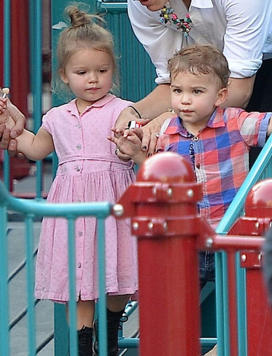 Harper Seven bei ihrem ersten Spiel-Date. Gemeinsam mit Brooks, dem Sohn von Molly Sims, amüsiert sie sich auf einem Spielplatz in New York