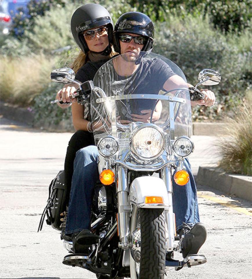 Rasant unterwegs, nicht nur in Sachen Liebe. Dieses Paar düst gern die Pisten entlang. Heidi Klum und ihr aktueller Lover Martin Kristen auf einer Motorradtour durch Los Angeles