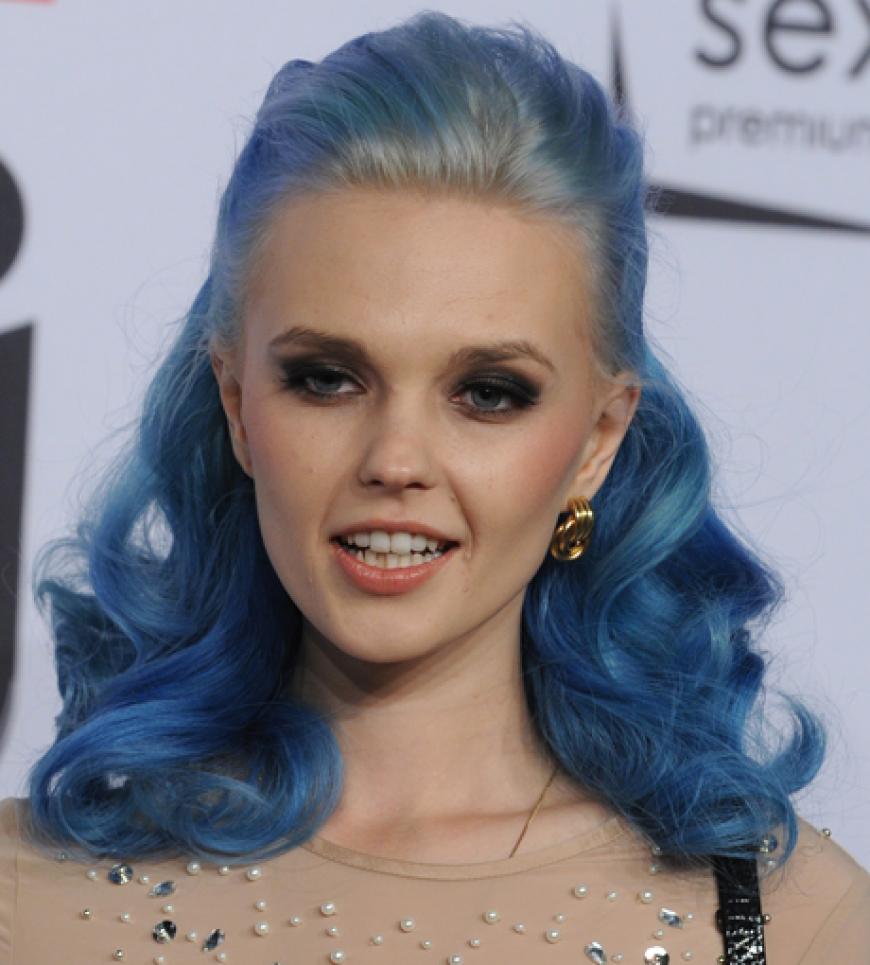 Die Sängerin überrascht immer wieder mit neuen Looks. Nach Berlin kam sie mit blauen Haaren
