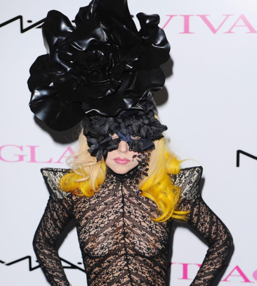 Auf einem PR-Event in London kam GaGa in spitze eingehüllt