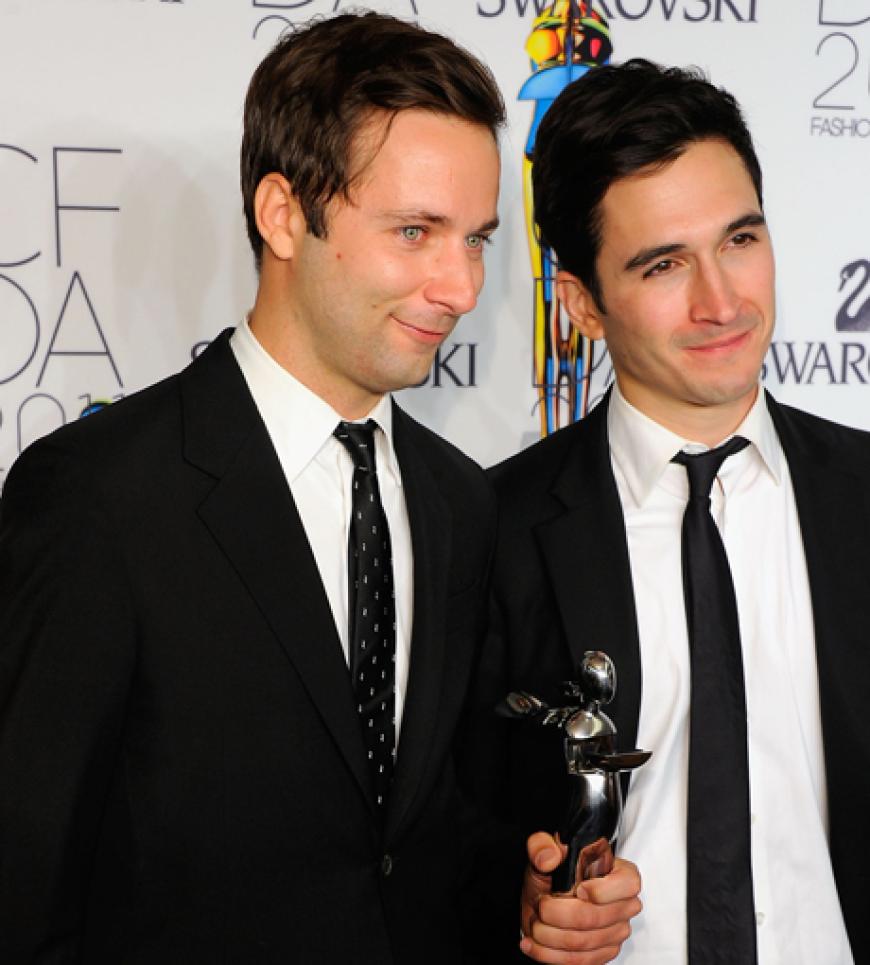 Jack McCollough und Lazaro Hernandez von Proenza Schouler freuen sich über ihren Preis