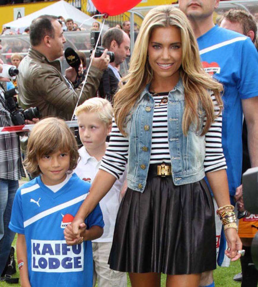 Sylvie van der Vaart ist die Schirmherrin des Wohltätigkeitsturniers des Hamburger Universitätsklinikum Eppendorf (UKE). Sohn Damian begleitete seine Mama und zeigte sein Talent auf dem Fußballfeld