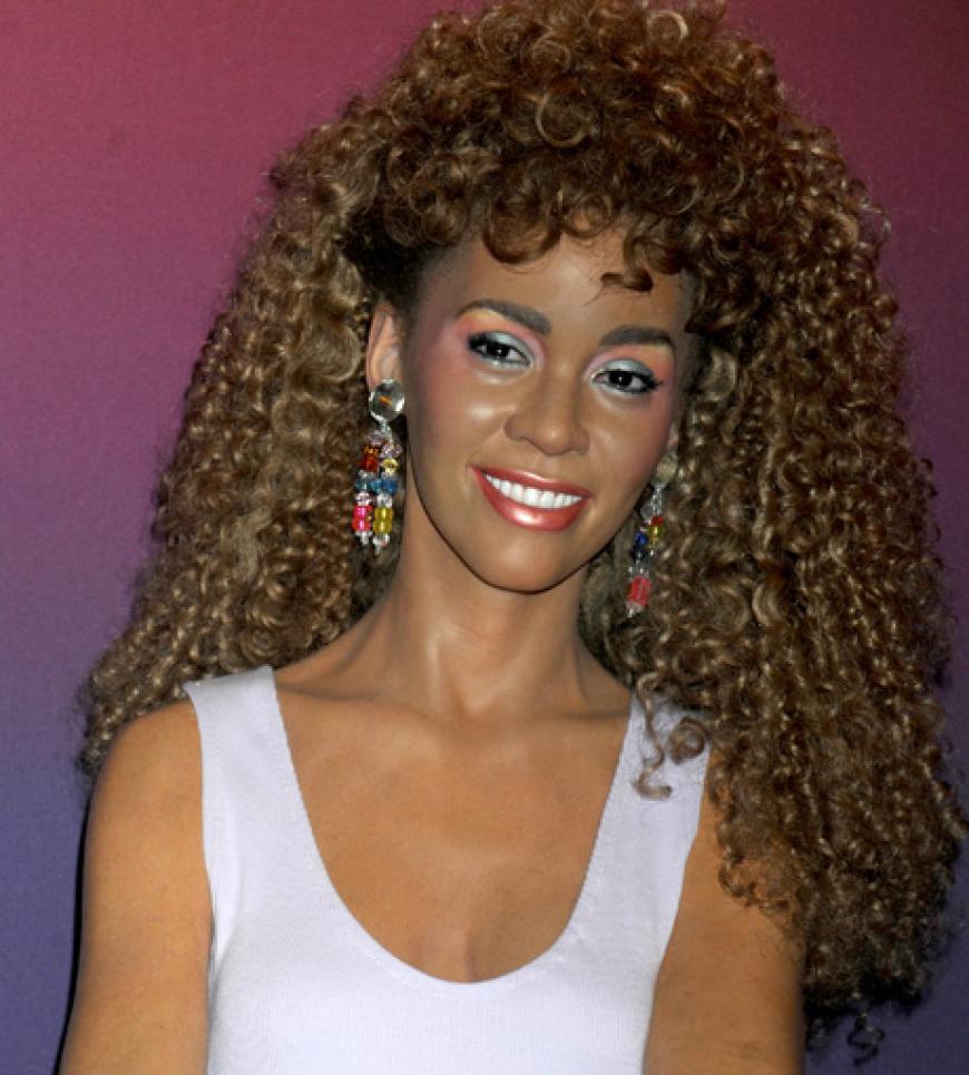 Vier Mal Whitney: das Wachsfigurenkabinett wählte vier ihrer legendärsten Looks. Unter anderem zeigt es die junge Whitney Houston in einem pinkfarbenen Kleid, welches sie im Videoclip ihrer Single