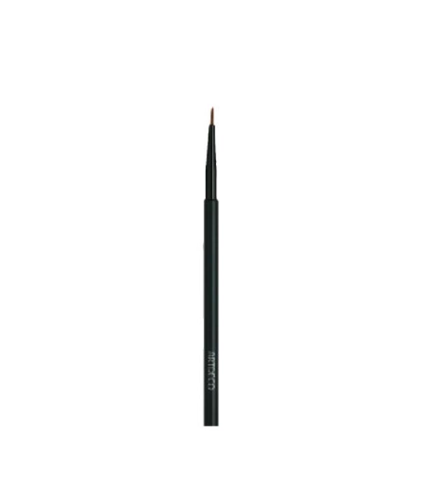 Eyeliner:
Mit dem
Eye´linerpinsel von Artdeco,
ca. 6 Euro,
gelingt ein feiner,
exakter
Lidstrich
