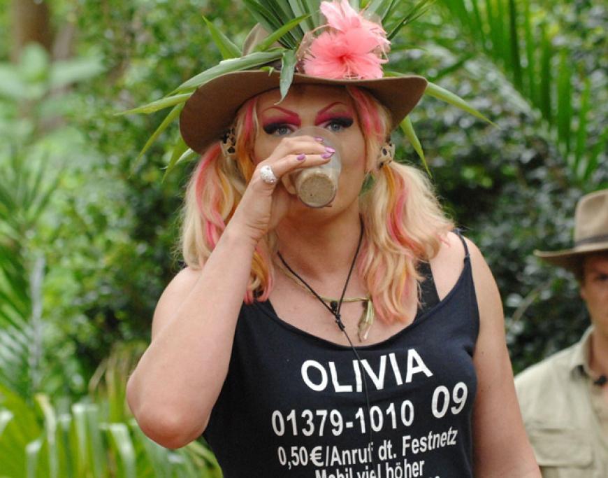 Ohne groß zu zögern beginnt Olivia im Anschluss 0,3 Liter pürierte Käfer zu trinken. Doch es ist nicht so leicht. Mit Mühe setzt sie immer wieder an und schluckt tapfer. Olivia: âBeschissen, modrig, ekelig wie benutztes Katzenstreu!