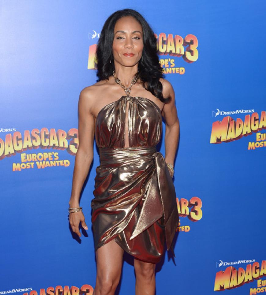 Ja, ist denn schon wieder Fasching? Schauspielerin Jada Pinkett Smith hat sich hier als goldenes Ferrero Rocher verkleidet. Ob sie damit einen Preis bei der nächsten Kostüm-Party abräumen kann?