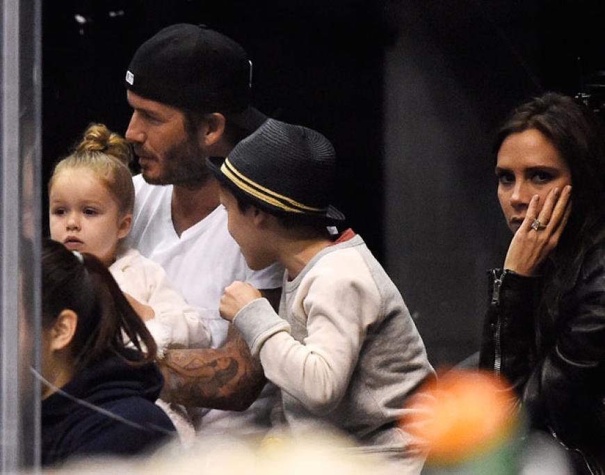 Harper Seven Beckham bei einem Ausflug mit der ganzen Familie zum Eishockey-Spiel der Los Angeles Kings. Das Spiel wurde für die restlichen Zuschauer bei diesem Anblick allerdings fast zur Nebensache ...